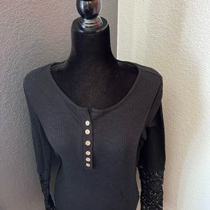 Miselon ribbed Tee with lace accent on sleeves.  Size L